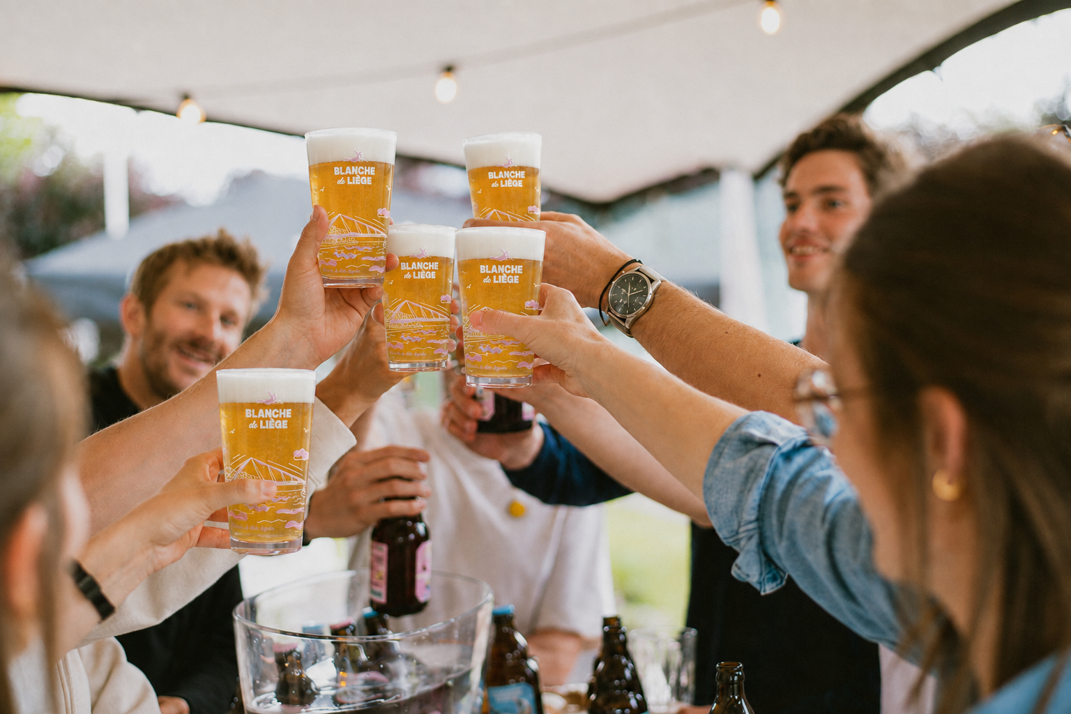 apéro blanche de liège sous une tente
