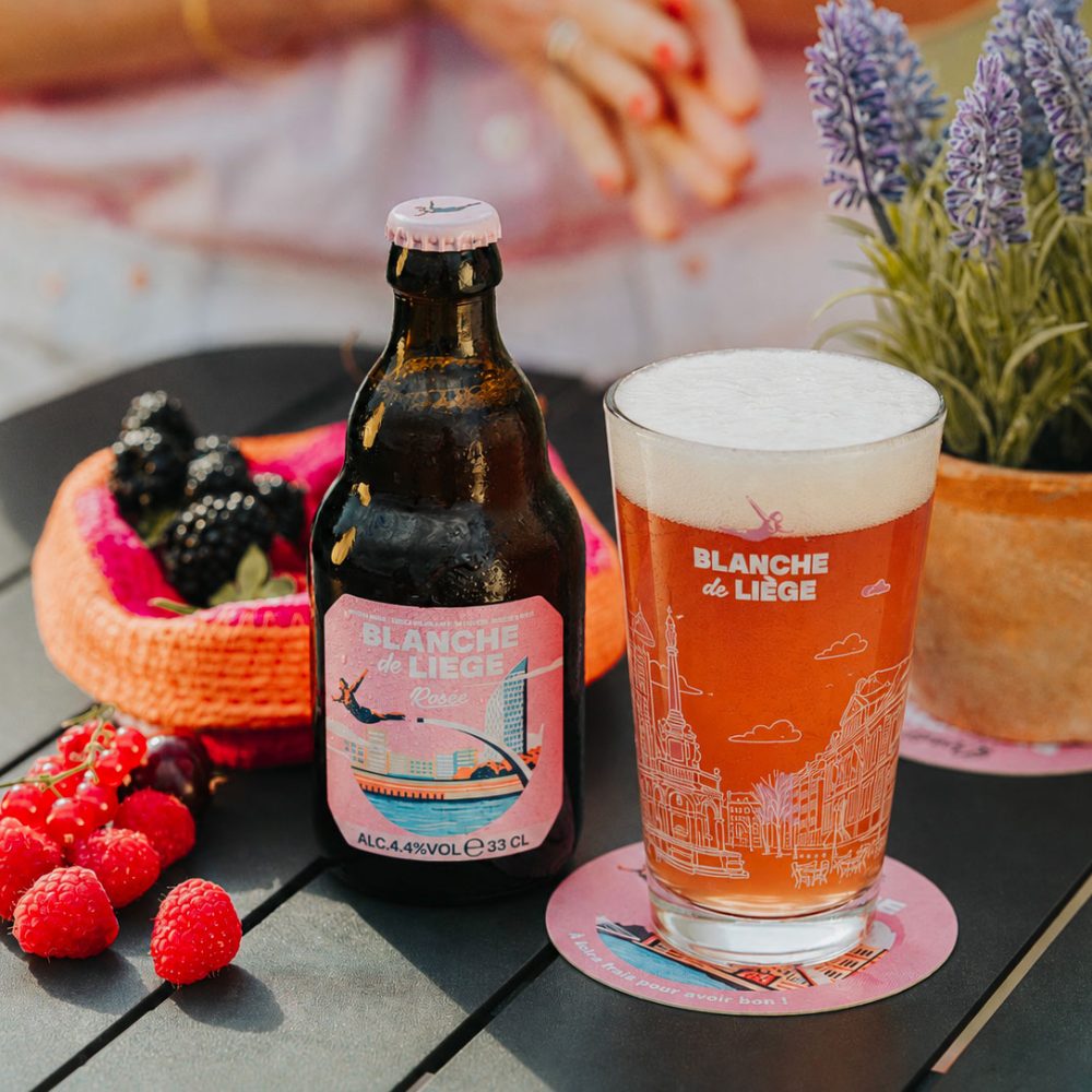 verre et bouteille blanche de liège rosée avec des fruits rouges