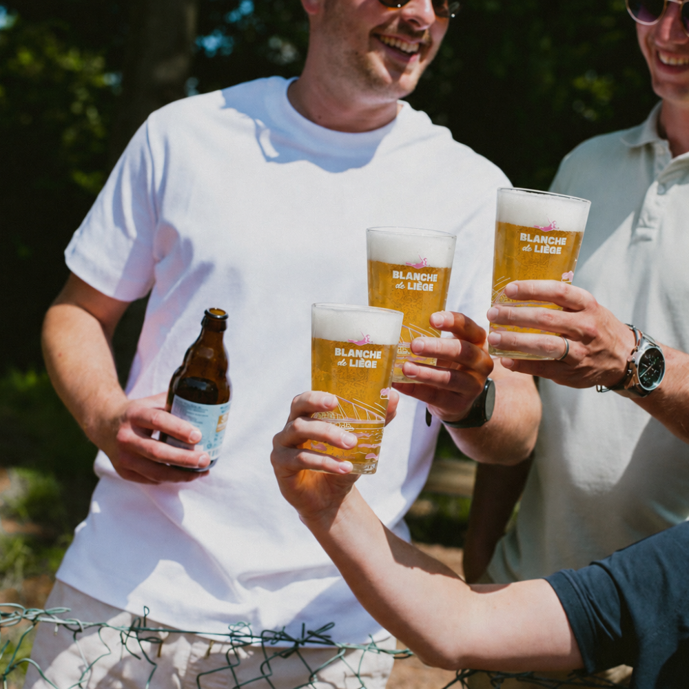 apéro blanche de liège au bord d'un terrain de tennis